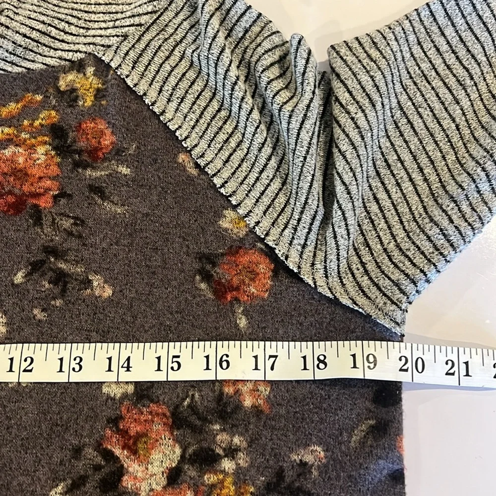 Rewind Women’s Floral Stripe Cozy Hoodie Size: L - Picture 3 of 5